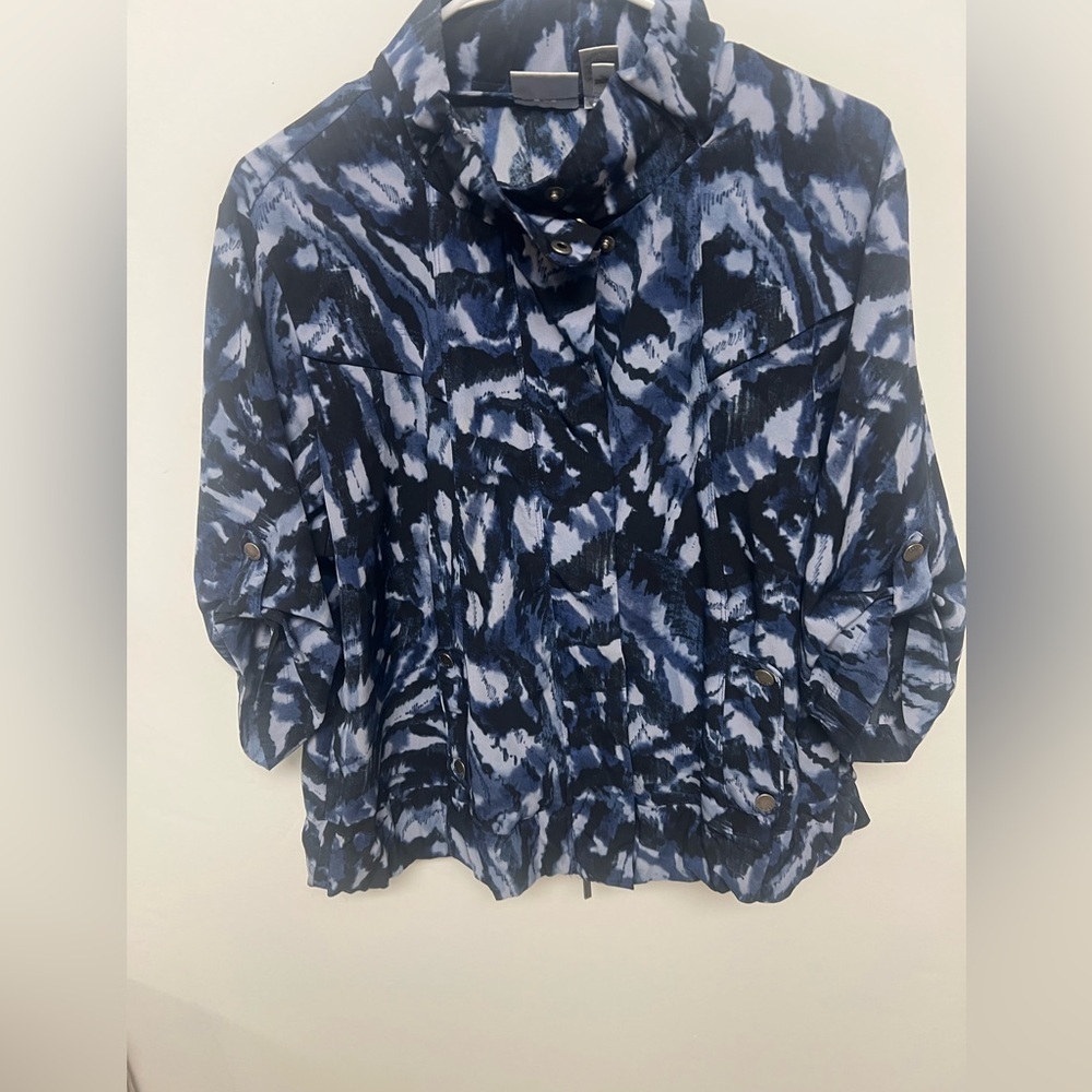 CHICO’S ZENERGY POLYESTER 3/4 SNAP UP SLEEVE  SIZE 2  BEAUTIFUL SHADES OF BLUE